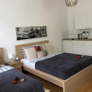 New, Bright Near The Metro! Вена